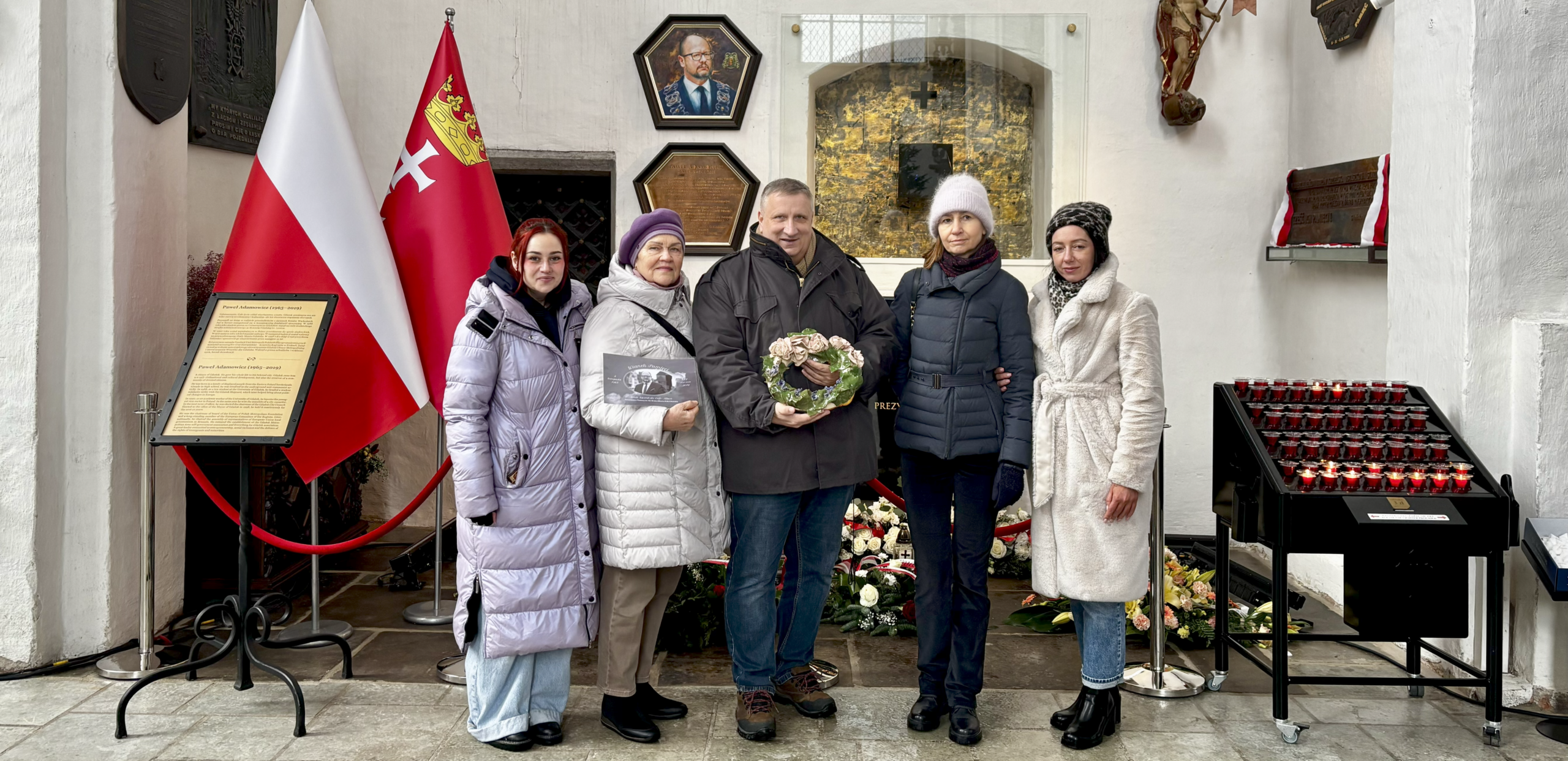 Ceramiczny Wieniec Pamięci złożony w miejscu spoczynku prezydenta Gdańska Pawła Adamowicza