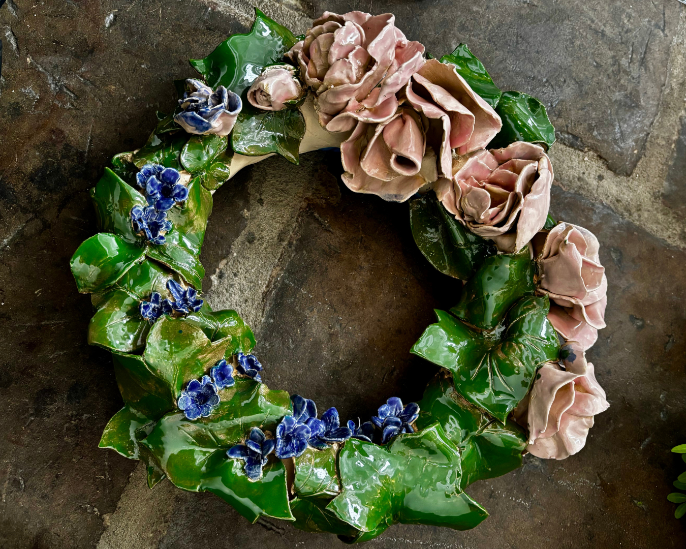 Ceramiczny Wieniec Pamięci stworzony przez uczestników warsztatów